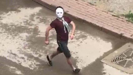 Sokağa böyle çıktı… Polisi görünce kaçtı