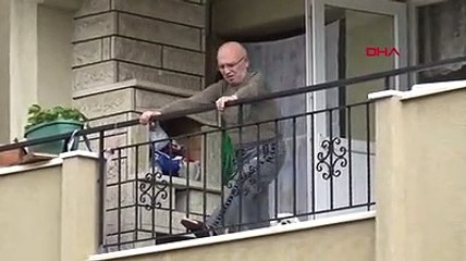 Evde kal çağrısına uyarak sporunu balkonda yapıyor