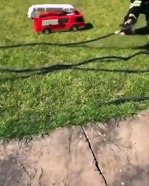 La vidéo la plus mignonne du moment vous montre comment motiver un enfant à vous aider