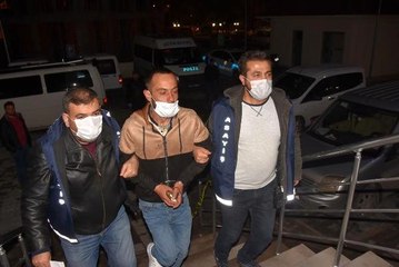 Villalardan çaldığı altınları bozdurup parasını sokaktaki kişilere dağıtan şüpheli yakalandı