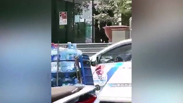 Người đàn ông đi ô tô trút mưa đòn vào tài xế xe ôm công nghệ