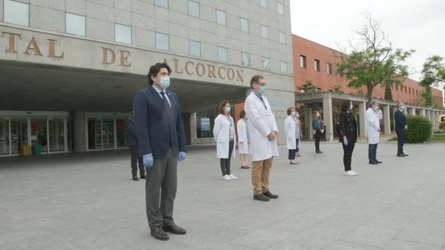 Ayuso preside el minuto de silencio en el Hospital de Alcorcón