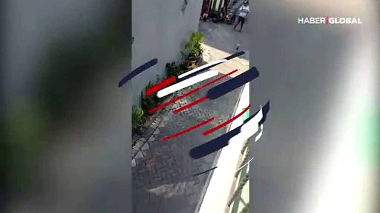 Motosikletli maymunun küçük çocuğu kaçırma girişimi kamerada