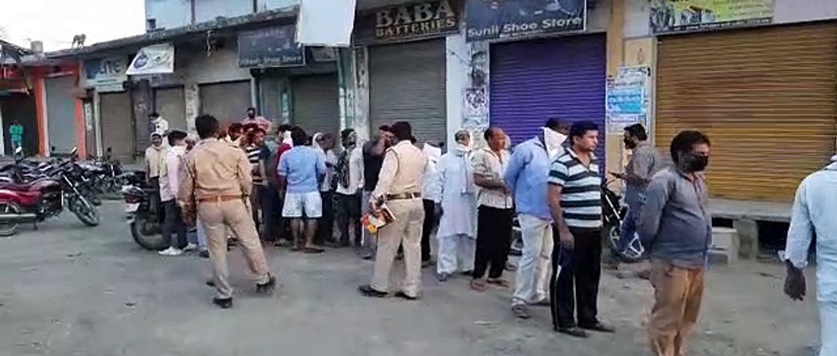 शराब ठेके खुलते ही उमड़ी ग्राहकों की भीड़, मौके पर पहुंची पुलिस