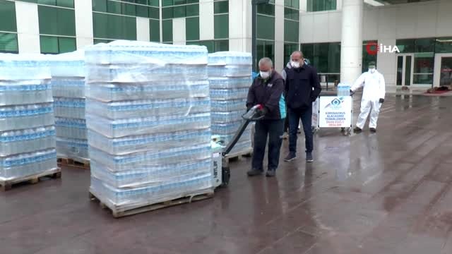 Sultangazi'den sağlık çalışanlarına kolonya ve içme suyu desteği