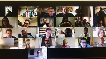 Un concejal se deja un micrófono abierto mientras va a orinar