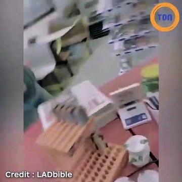 Elle fait un trou dans son masque pour pouvoir respirer ...