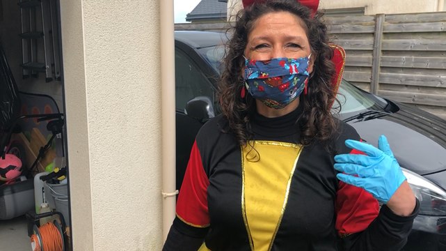 Masquée et déguisée, elle livre ses chaussures aux familles