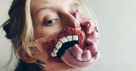 Cette artiste tricote des masques effroyables pour rappeler l'importance de la distanciation sociale