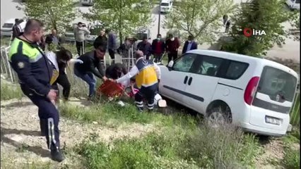Kontrolden çıkan otomobil önce yayalara sonra demir korkuluklara çarptı: 1'i ağır 3 yaralı