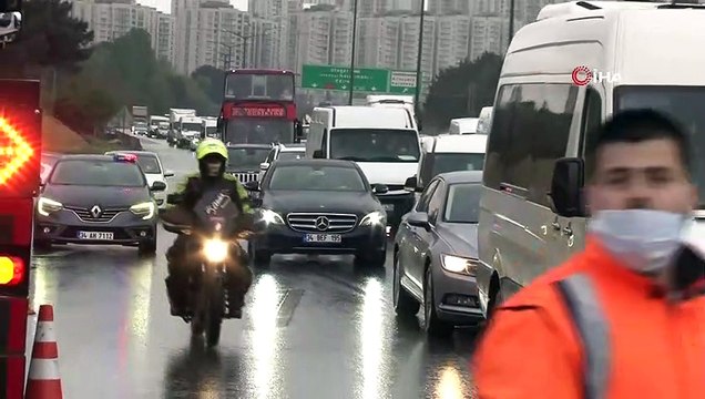 TEM Otoyolu Eyüpsultan Akşemsettin Viyadüğü üzerinde bir hafriyat kamyonu kontrolden çıkarak bariyerlere çarptı. Kazada ölen ya da yaralanan olmazken, TEM otoyolunda yoğun araç kuyruğu oluştu. Ekiplerin kazaya müdahalesi sürüyor