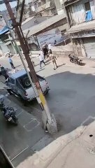 मुंबई में लॉकडाउन के दौरान नियम तोड़ने वालों पर पुलिस ने किया लाठी चार्ज