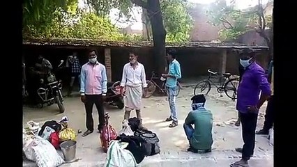 Скачать видео: प्रशासन से राशन किट पाकर घर रवाना हुए प्रवासी मजदुर