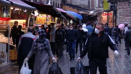 Download Video: EMİNÖNÜ'NDE ALIŞVERİŞ YOĞUNLUĞU... SOSYAL MESAFE HİÇE SAYILDI