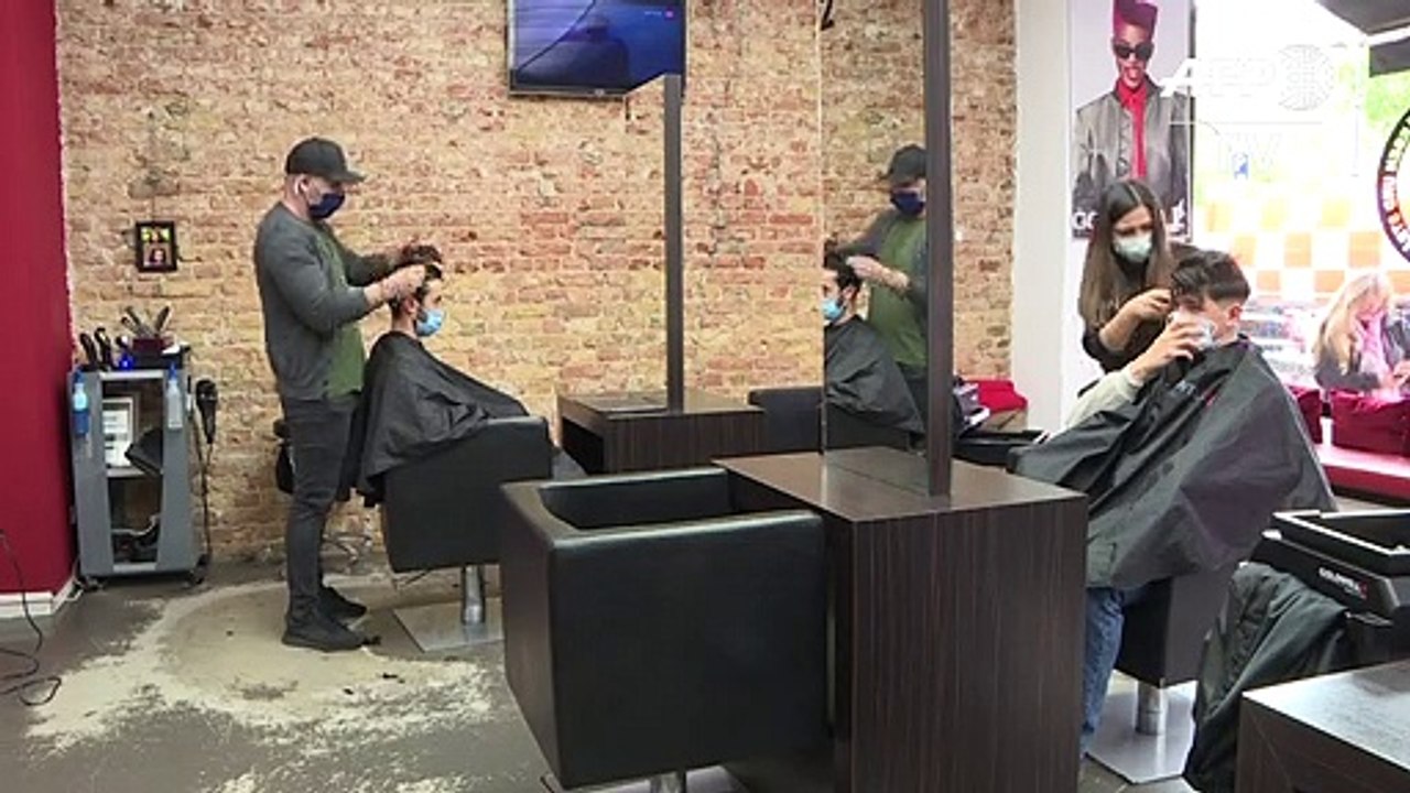 Endlich! Frisöre haben wieder geöffnet