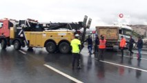 TEM’de kaza yapan hafriyat kamyonu trafiği felç etti