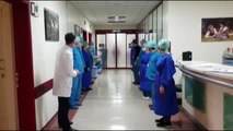 Koronavirüsü yenen hasta türkü eşliğinde alkışlarla taburcu edildi
