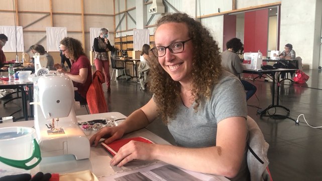 Une soixantaine de couturières bénévoles font des masques en tissu