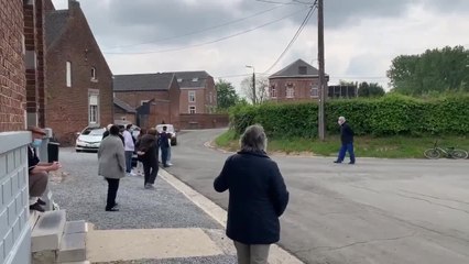 Jean-Marc Gillot accueilli à sa sortie de l'hôpital par ses voisins