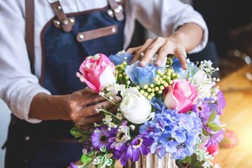 The New York Botanical Garden Is Offering Online Classes on Gardening, Floral Design, Watercoloring, and More