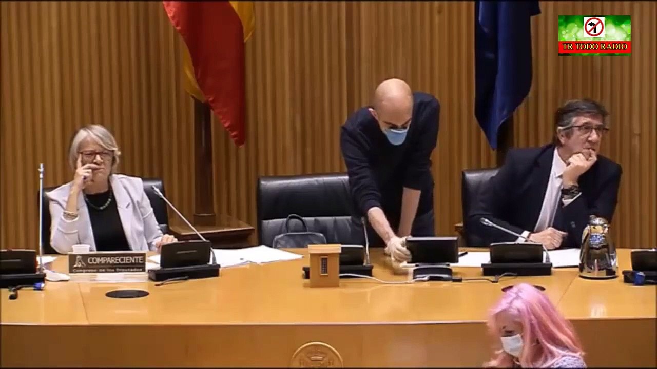 Un joven diputado de VOX planta cara a otra de ERC por sacar un cartel contra el partido de Abascal