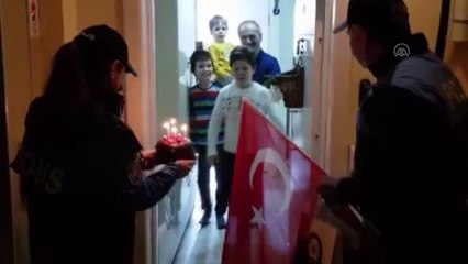 Sağlık çalışanı çiftin oğluna polisten doğum günü sürprizi