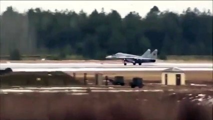 Ce pilote rate son décollage et frôle le pire