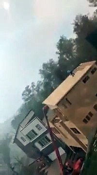 Des ouvriers se retrouvent piégés sur un toit en pleine tempête