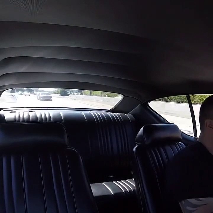 Au volant de sa vieille voiture de sport il ridiculise un conducteur et sa Ford Mustang neuve