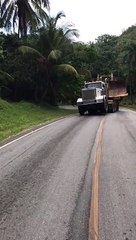 Le chargement de ce camion est bien trop lourd et repart en arrière