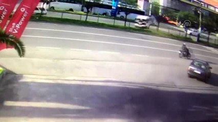 Tırın çarptığı minibüsün sürücüsü hayatını kaybetti