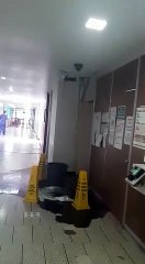 Se rompe tubería de aguas negras en el IMSS
