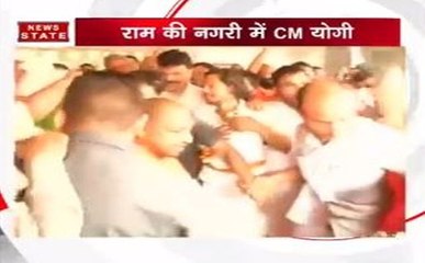 यूपी सीएम योगी आदित्यनाथ पहुंचे अयोध्या, हनुमान गढ़ी मंदिर का करेंगे दौरा