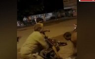 यूपी में युवक ने की नशे में धुत पुलिसकर्मी की पिटाई