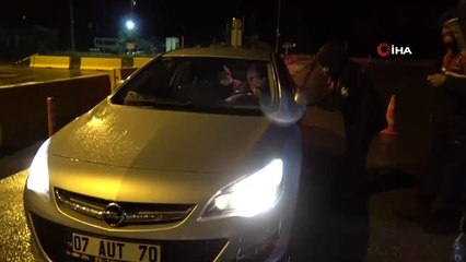 Seyahat kısıtlamasının kaldırılmasının ardından Antalya'ya girişler yağmur altında başladı