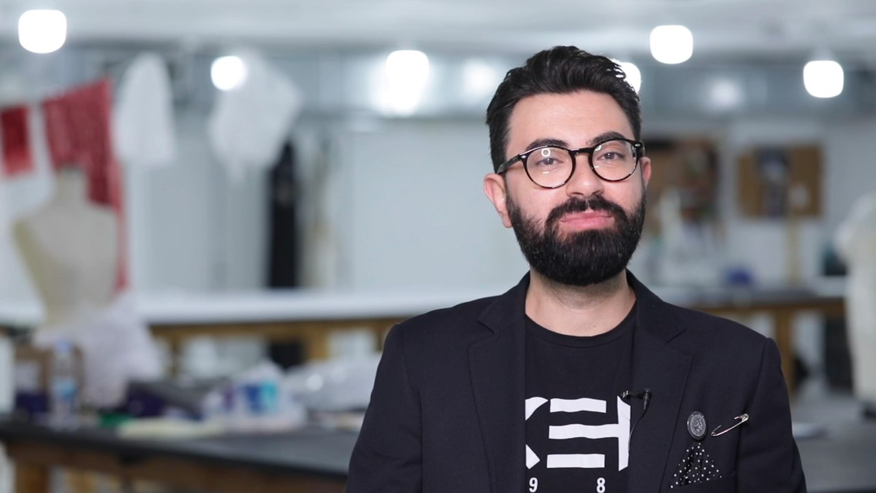 المصمم نجا سعادة ل " هي " : " من واجبي تقديم أزياء الحماية للأطباء"