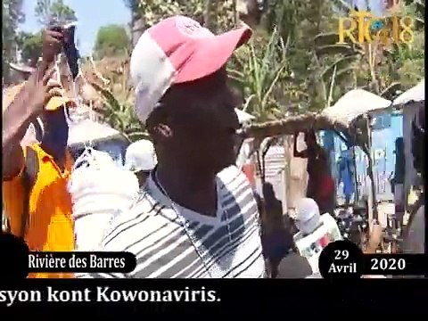 Biwo premyè dam repiblik la Martine Moïse distribiye kit sanitè bay abitan nan nòdwès.