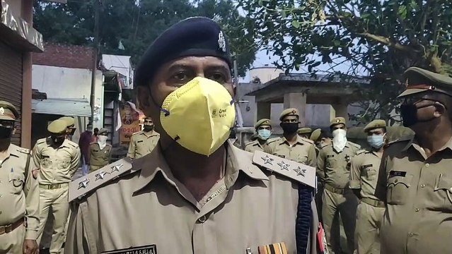 हरदोई: पुलिस के काम की तरीफ कर इलाकों में पुलिस अधिकारियो पर बरसाए फूल