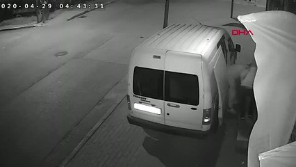 AVCILAR'DA İŞ YERİNDEN 10 KOMBİ ÇALAN ŞÜPHELİLER KAMERADA