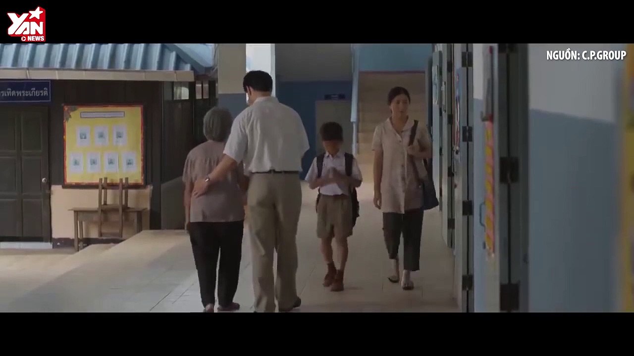 Câu chuyện thầy giáo đưa mẹ già bị Alzheimer tới lớp khiến CĐM không cầm được nước mắt