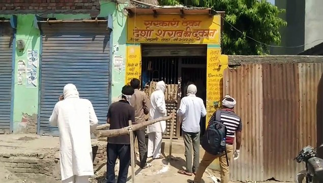 शामली: शराब के ठेके खुलने से पहले ही शराब शराब खरीदने पहुंचे लोग