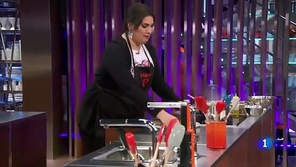 Expulsión fulminante a la peor concursante de la historia de 'MasterChef' después de insultar a los jueces con un pájaro muerto