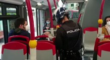 Policía reparte mascarillas a usuarios de autobús en La Coruña
