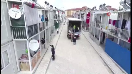 Mehmetçik'ten depremzede çocuklara şefkat