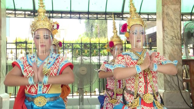Coronavirus: un sanctuaire de Bangkok équipe ses danseuses de visières de protection