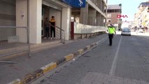 Polis, banka önünde bulduğu paranın sahibini arıyor