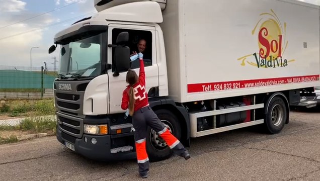 Cruz Roja reparte mascarillas a transportistas en Badajoz