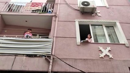 Çocuklar, karantinada camdan cama isim-şehir oyunu oynuyor