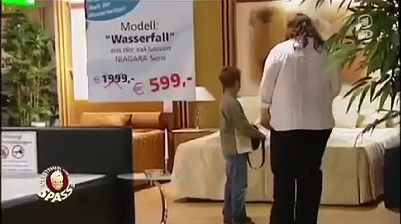 Ils remplacent le matelas d’un lit à tester dans un magasin par une piscine gonflable.