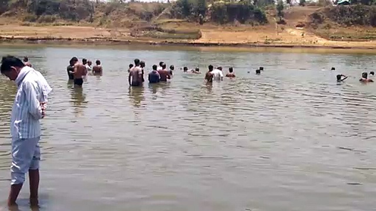 नहाने गए तीन युवक नदी में डूब गए